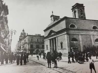 In origine la chiesa era stile neoclassico, con due colonne poste davanti all'ingresso dotate di capitelli ionici, sormontate da  un timpano triangolare e un orologio